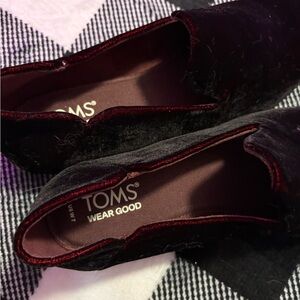 Toms Jewel Lara black/red Velvet Loafers
